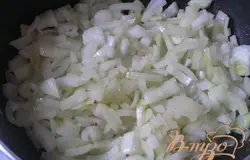 Обжарить лук на растительном масле,