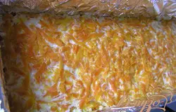 Сметану смешать с молоком, посолить, поперчить и залить в форму поверх моркови. Запекать при 180*С 30 минут.