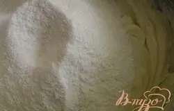 добавить муку и крахмал,