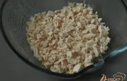 2 слой - куриное мясо. нарезанное кусочками, снова майонез.