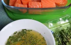 Маринад для рыбы:  смешать в миске шалфей (или эстрагон), листочки тимьяна, соль, оливковое масло, белое вино,  белый перец.Филе лосося нарезать крупными  кусочками, по величине грибов и залить маринадом. Оставить мариноваться рыбу  в ходильнике на несколько часов.