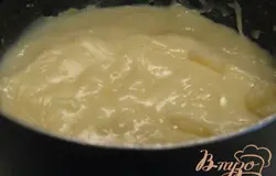 Молоко ставим на плиту. Желтки растираем с сахаром и мукой, добавляем 2 - 3 ст.л. молока. Когда молоко закипит, вливаем желтково-сахарную смесь и варим до загустения.