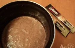 Подготовить крем: сливки смешать с сахаром и нагреть, но не до кипения. Добавить поломанный на кусочки шоколад, 2 пакетика кофе, перемешать до растворения шоколада и однородной массы. Остудить ( 2-3часа).