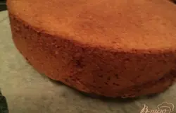 Готовый корж остудить на решетке.