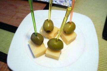 фото рецепта Канапе из оливок с сыром