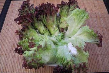 фото рецепта Завихрушки из салата с брынзой и крабами
