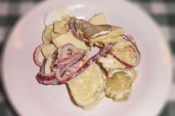 фото рецепта Салат картофельный с луком и огурцом