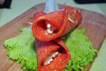 фото рецепта Рулетики из колбасы с сыром и зеленью