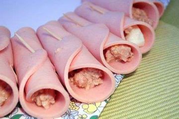 фото рецепта Рулетики из ветчины с печенью и яйцом