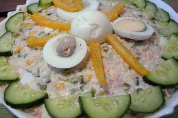 фото рецепта Салат из риса, тунца, горошка и кукурузы