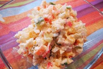 фото рецепта Салат из риса, крабовых палочек и кукурузы