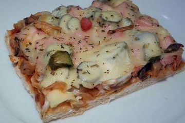 фото рецепта Пицца с колбасой и грибами