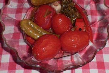 фото рецепта Маринованные помидоры с огурцами и перцем