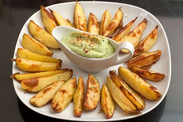 фото рецепта Печеный картофель с соусом из авокадо
