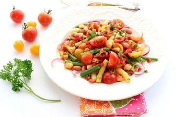 фото рецепта Томатный салат со стручковой фасолью
