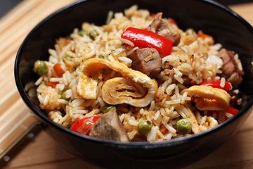 фото рецепта Рис со свининой, овощами и омлетом