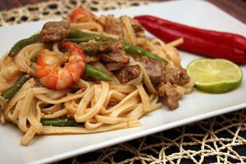 фото рецепта Рисовая лапша с мясом и креветками