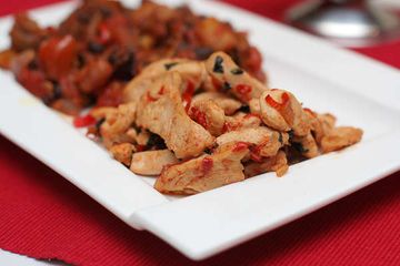 фото рецепта Обжаренная курица с базиликом и чили