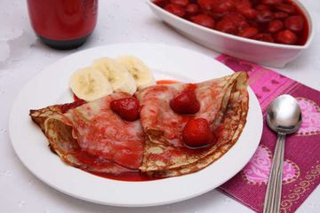 фото рецепта Банановые блинчики с клубничным соусом