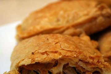 фото рецепта Слоеные пирожки с курицей и сыром
