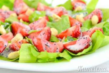 фото рецепта Салат с клубникой и сметанным соусом