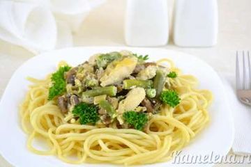 фото рецепта Жареные грибы с куриным филе и стручковой фасолью