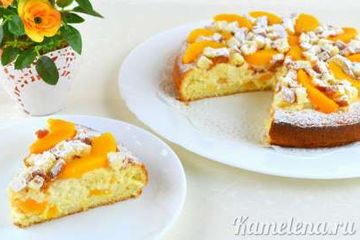 фото рецепта Бисквитный пирог с персиками
