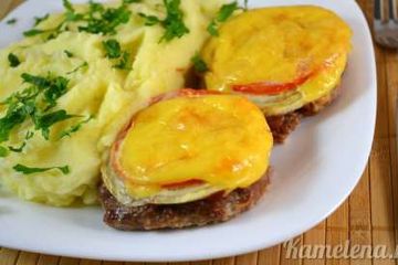 фото рецепта Котлеты в духовке с овощами и сыром