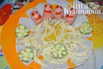 фото рецепта Весёлые сосиски со спагетти