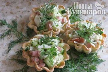 фото рецепта Сметанные тарталетки с овощным салатом