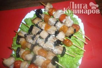 фото рецепта Шашлычок из куриного филе с черносливом, курагой и помидорами черри