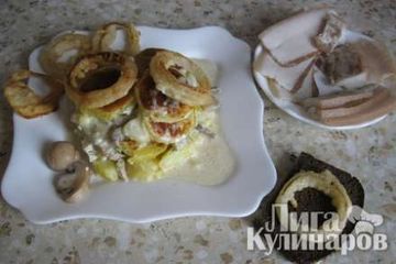 фото рецепта Картофель, запеченный с грибами, с луковыми колечками