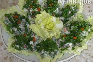 фото рецепта Салат мясной с редисом на капустных листьях