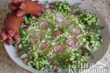 фото рецепта Шпикачки с овощным салатом