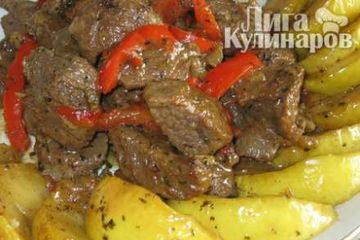 фото рецепта Тушеная говядина со сладким перцем и яблоками