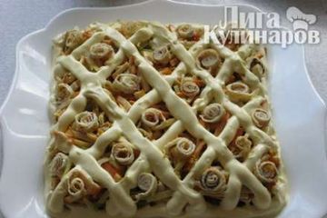 фото рецепта Салат из копченой курицы с блинчиками Соломка