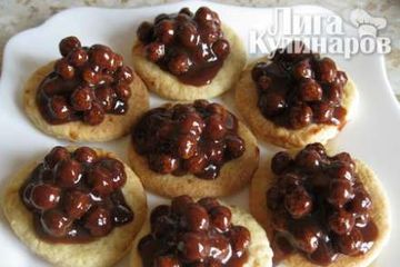 фото рецепта Песочное пирожное с шоколадными шариками