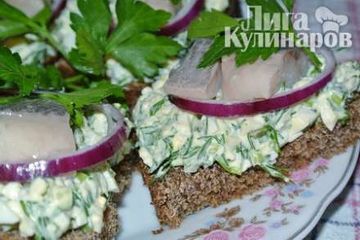 фото рецепта Бутерброды  с сельдью на подушке из яиц и зеленого лука