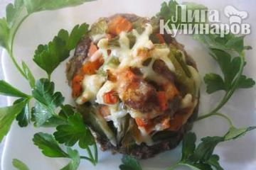 фото рецепта Мясные лепешки, фаршированные овощами
