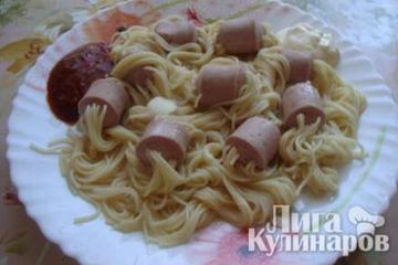 фото рецепта Кудрявые сосиски со спагетти