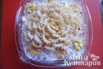 фото рецепта Салат кукурузный с чипсами и крабовыми палочками