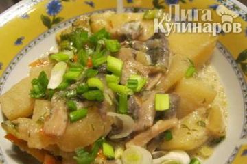 фото рецепта Картофель тушеный с грибами в сметане
