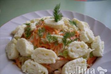 фото рецепта Острый салат с курицей и омлетом