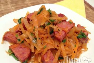фото рецепта Тушеная капуста с острыми колбасками