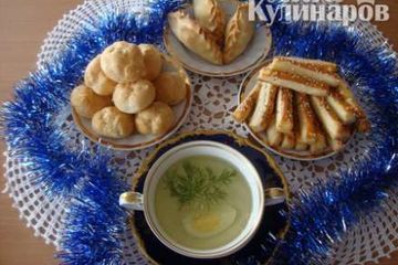 фото рецепта Бульон с профитролями, кунжутными палочками и расстегаями