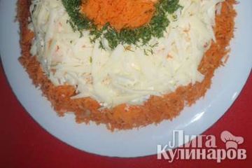 фото рецепта Салат с брусникой и яблоками  Елочная  игрушка