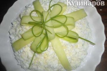 фото рецепта Салат с курицей, грибами и орехами Подарок