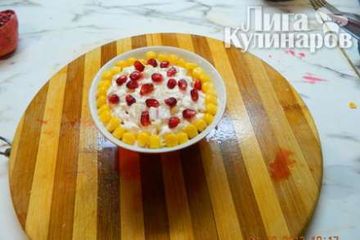 фото рецепта Салат из ананасов с курицей и кукурузой