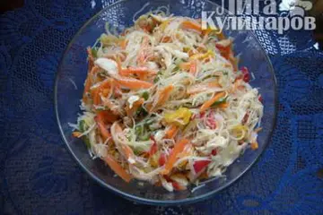 фото рецепта Салат из фунчозы (стеклянной лапши) с овощами и курицей