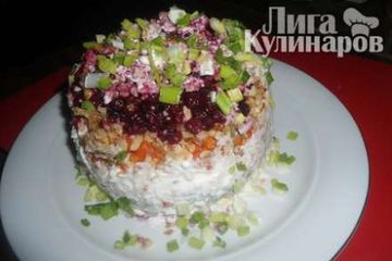 фото рецепта Салат Оригинальный с брусникой и морепродуктами
